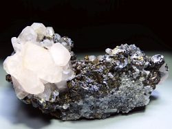 方鉛鉱と閃亜鉛鉱、水晶結晶上の<br>六角柱ピンクカルサイト<br> ロシア/プリモーリエ/第Uソビエツコエ産<br> 620g (542) <font color=red>セール品</font>